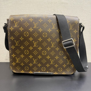 Louis Vuitton District MM Messenger Bag 