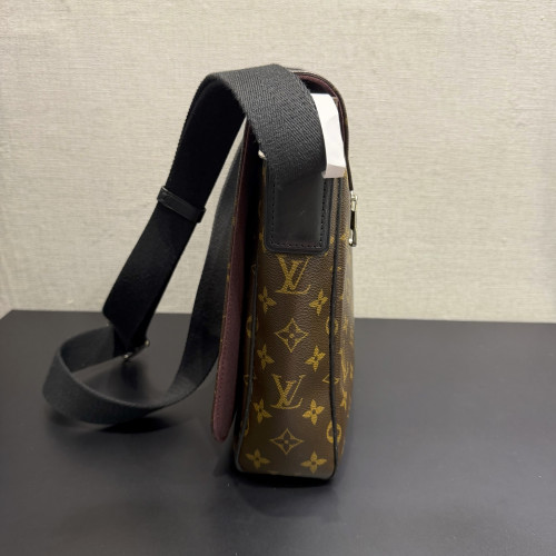 Louis Vuitton District MM Messenger Bag 