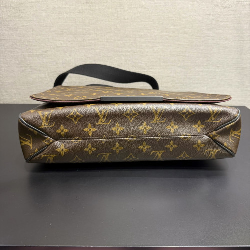 Louis Vuitton District MM Messenger Bag 
