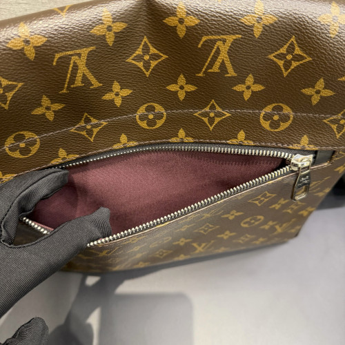 Louis Vuitton District MM Messenger Bag 