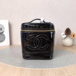 Preloved Chanel Patent Timeless Vanity Cosmetic Case-DS60808583-DV Preloved Chanel Patent Timeless Vanity Cosmetic Case-DS60808583-DV