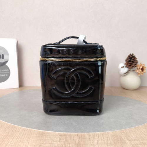 Preloved Chanel Patent Timeless Vanity Cosmetic Case-DS60808583-DV Preloved Chanel Patent Timeless Vanity Cosmetic Case-DS60808583-DV
