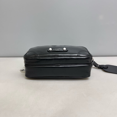 Louis Vuitton Nil Messenger Calfskin Black