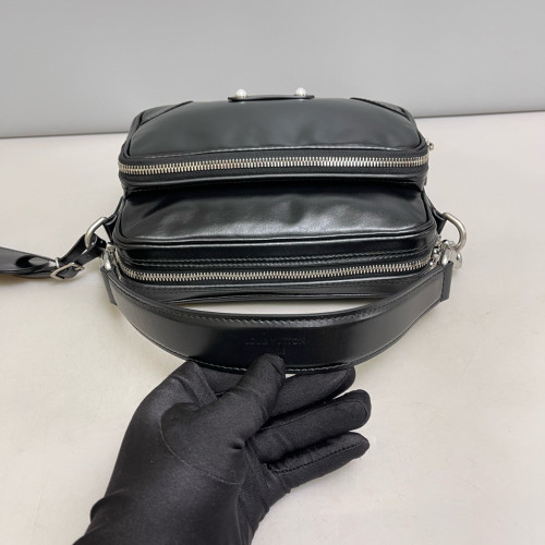 Louis Vuitton Nil Messenger Calfskin Black