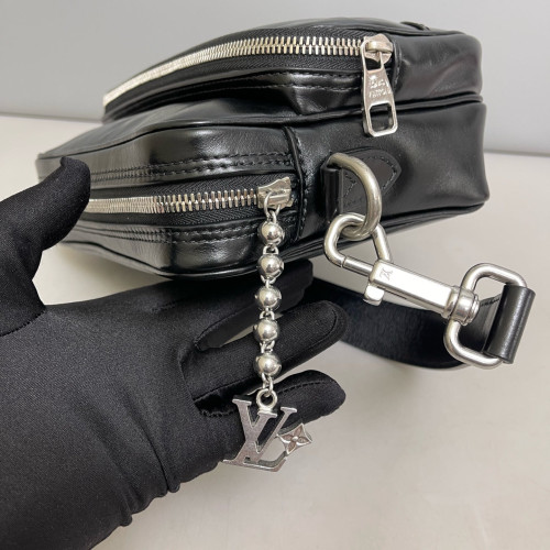 Louis Vuitton Nil Messenger Calfskin Black