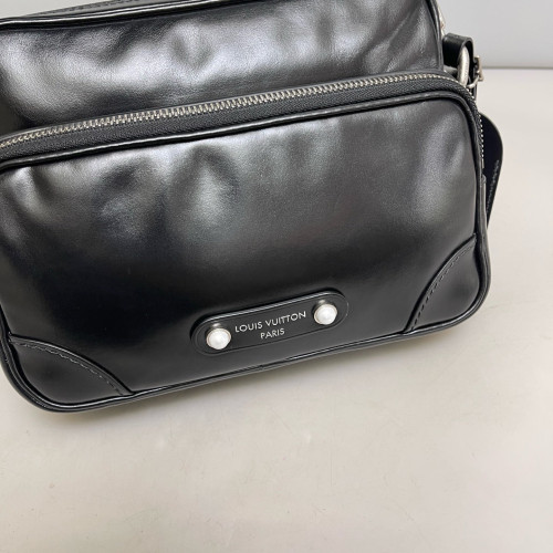 Louis Vuitton Nil Messenger Calfskin Black