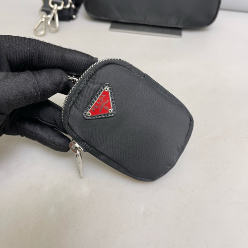 Prada Re-Edition 2005 Shoulder Bag Nylon Black