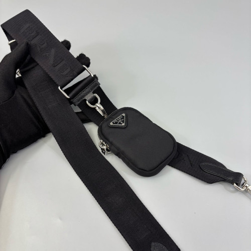 Prada Re-Edition 2005 Shoulder Bag Tessuto Nylon Black