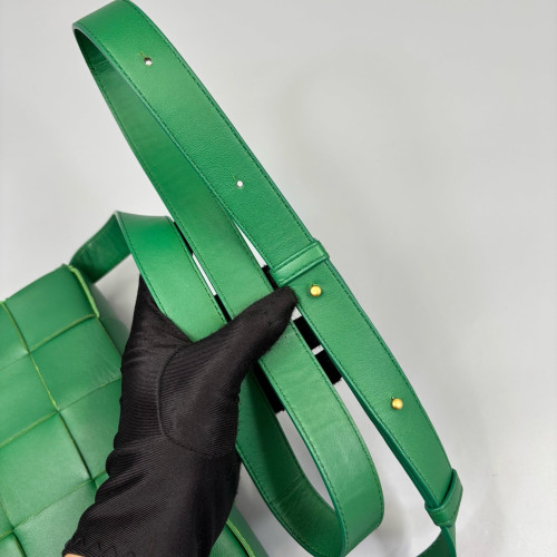 Bottega Veneta Classic Cassette Crossbody Bag Lambskin Maxi Intrecciato Green