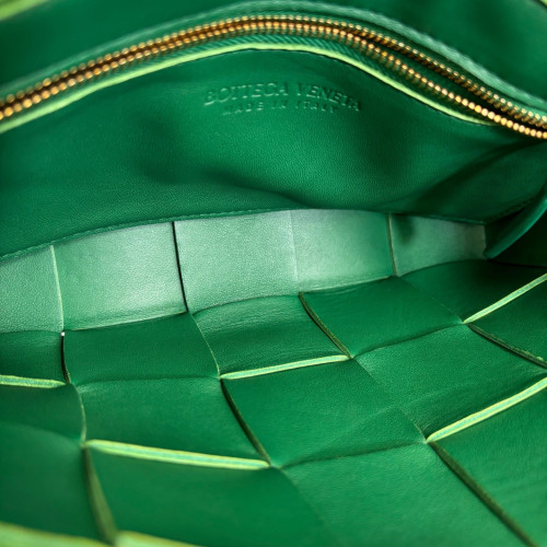Bottega Veneta Classic Cassette Crossbody Bag Lambskin Maxi Intrecciato Green