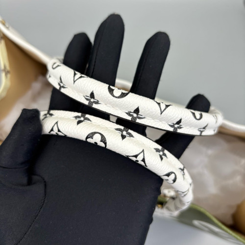 Louis Vuitton Onthego GM Monogram Monogram Giant White Green Louis Vuitton Onthego GM Monogram Monogram Giant White Green