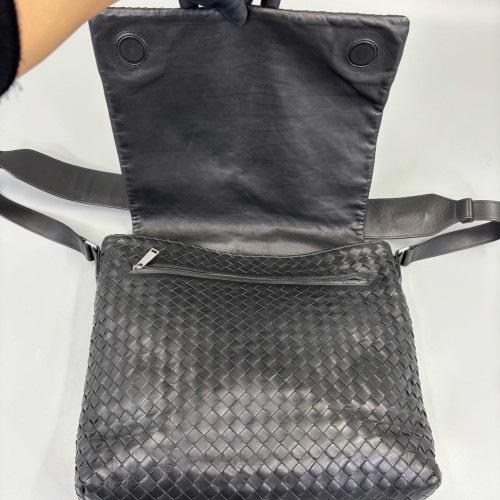Bottega Veneta Messenger Calfskin Intrecciato Black
