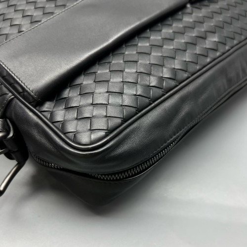 Bottega Veneta Messenger Lambskin Intrecciato Nappa Black