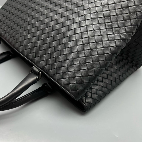 Bottega Veneta Handbag Calfskin Intrecciato Black