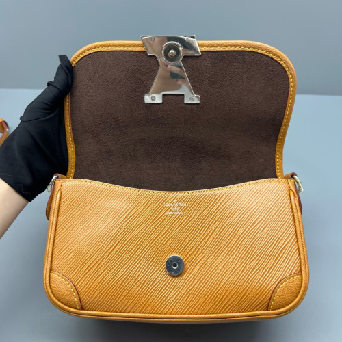 Louis Vuitton Buci Shoulder Bag Epi Tan