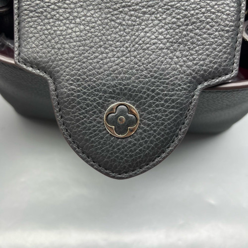 Louis Vuitton Capucines BB Taiga Black