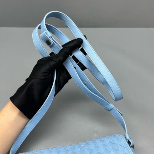 Bottega Veneta Messenger Lambskin Intrecciato Nappa Blue