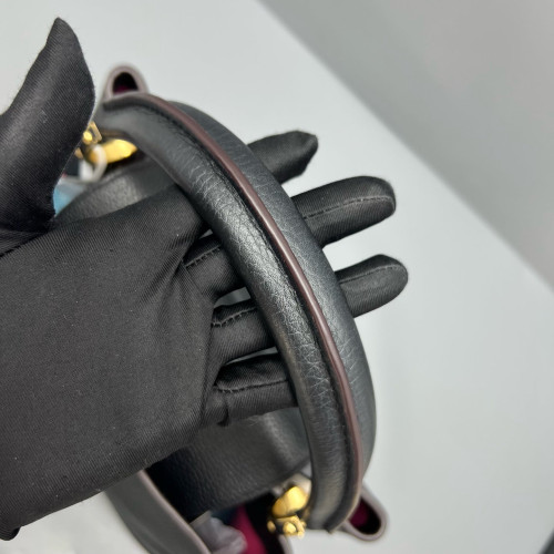 Louis Vuitton Capucines MM Calfskin Black