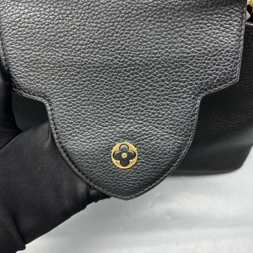 Louis Vuitton Capucines MM Calfskin Black