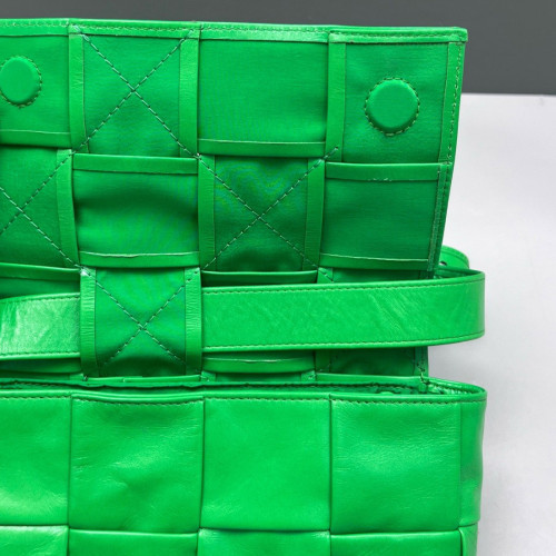 Bottega Veneta The Belt Cassette Bag Lambskin Maxi Intrecciato Green