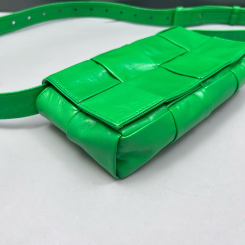 Bottega Veneta The Belt Cassette Bag Lambskin Maxi Intrecciato Green
