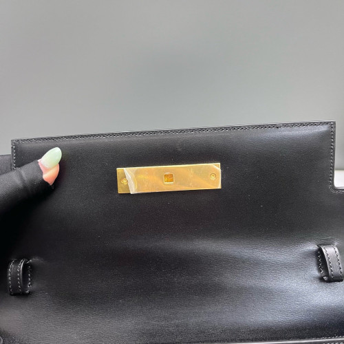 Yves Saint Laurent Medium Manhattan Shoulder Bag Smooth Calfskin Black