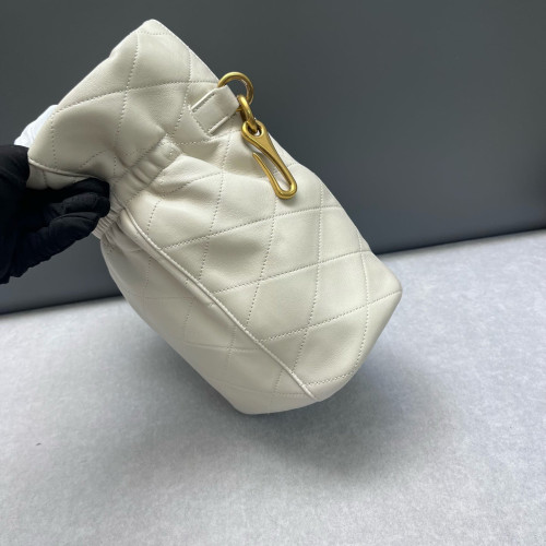 Yves Saint Laurent Le Maillon Bucket Bag Lambskin White Yves Saint Laurent Le Maillon Bucket Bag Lambskin White