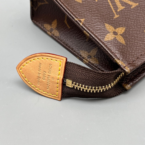 Louis Vuitton Toiletry Pouch 15 Monogram Brown