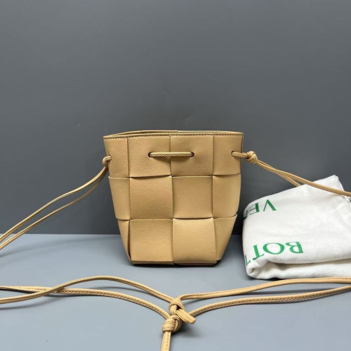 Bottega Veneta Small Cassette Bucket Calfskin Intrecciato Beige
