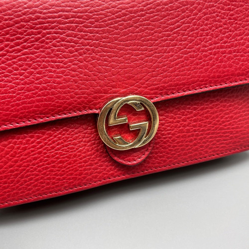 Gucci Interlocking G Chain Wallet Grained Calfskin Red