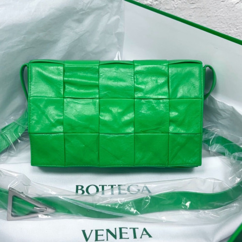 Bottega Veneta Classic Cassette Crossbody Bag Pull Up Leather Green