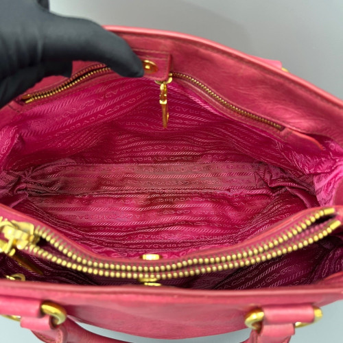 Prada Handbag Pull Up Leather Fuchsia Prada Handbag Pull Up Leather Fuchsia