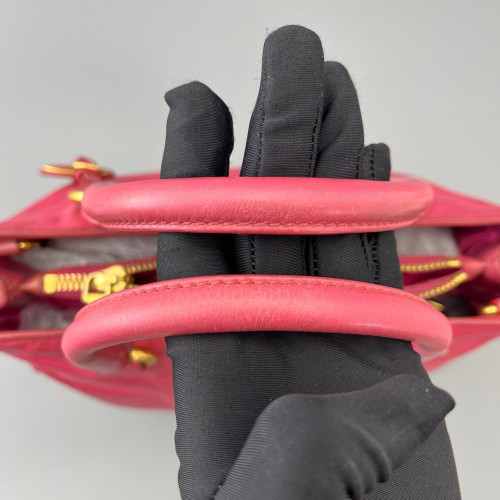 Prada Handbag Pull Up Leather Fuchsia Prada Handbag Pull Up Leather Fuchsia