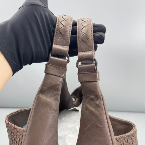 Bottega Veneta Medium Veneta Hobo Calfskin Intrecciato Brown