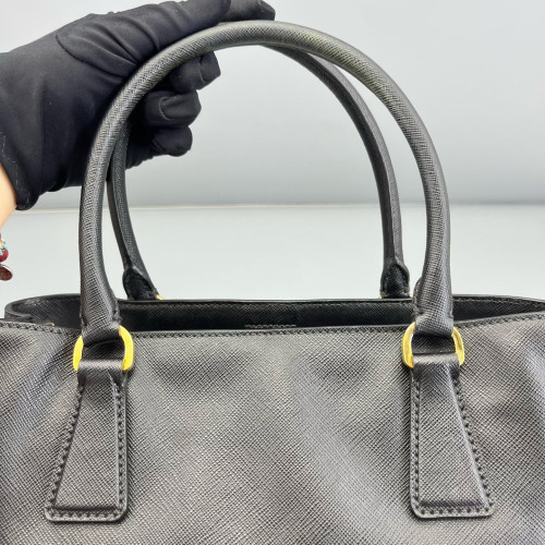 Prada Medium Galleria Double Zip Tote Saffiano Calfskin Black Prada Medium Galleria Double Zip Tote Saffiano Calfskin Black