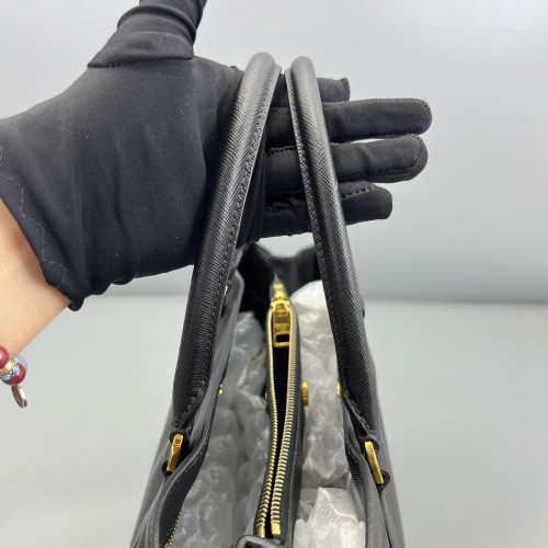Prada Medium Galleria Double Zip Tote Saffiano Calfskin Black Prada Medium Galleria Double Zip Tote Saffiano Calfskin Black