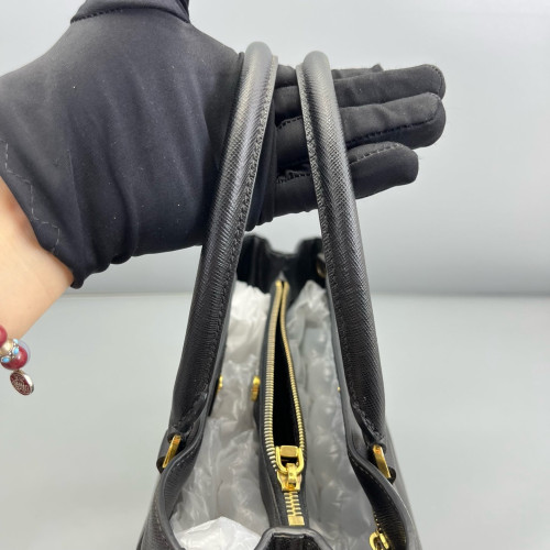 Prada Medium Galleria Double Zip Tote Saffiano Calfskin Black Prada Medium Galleria Double Zip Tote Saffiano Calfskin Black