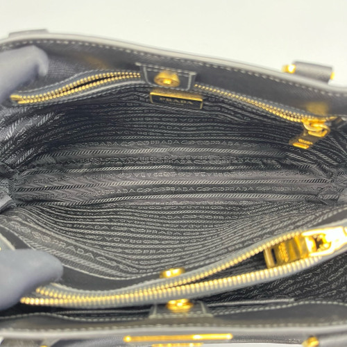 Prada Medium Galleria Double Zip Tote Saffiano Calfskin Black Prada Medium Galleria Double Zip Tote Saffiano Calfskin Black