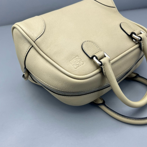 Loewe Amazona 23 Calfskin Beige