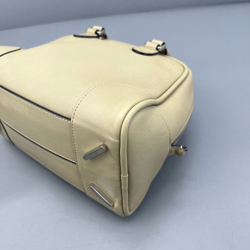 Loewe Amazona 23 Calfskin Beige