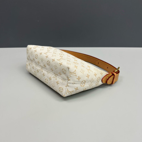Louis Vuitton Hills Pochette Monogram White Beige Louis Vuitton Hills Pochette Monogram White Beige