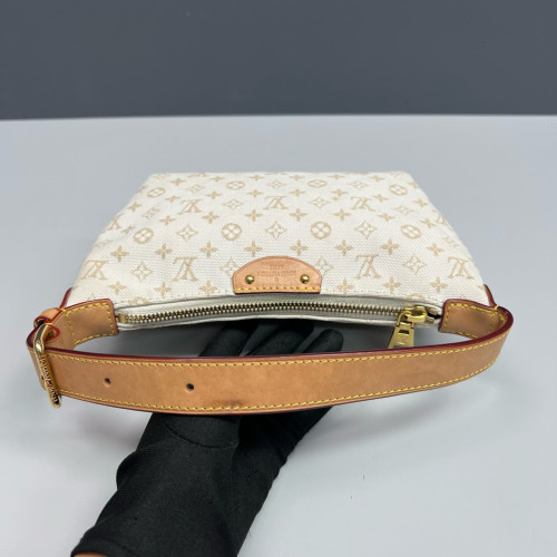 Louis Vuitton Hills Pochette Monogram White Beige Louis Vuitton Hills Pochette Monogram White Beige