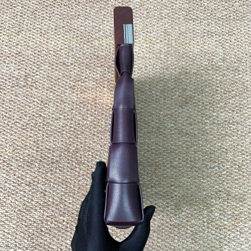 Bottega Veneta Clutch Lambskin Maxi Intrecciato Wood Burgundy