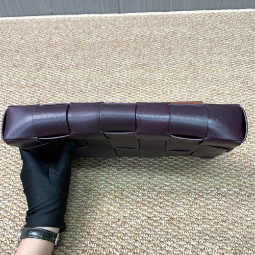Bottega Veneta Clutch Lambskin Maxi Intrecciato Wood Burgundy
