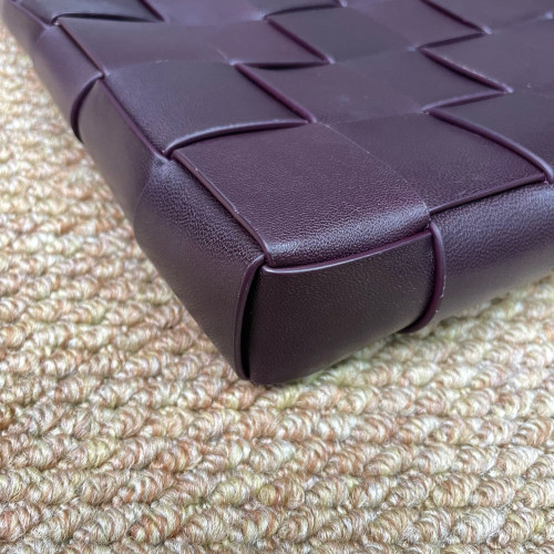 Bottega Veneta Clutch Lambskin Maxi Intrecciato Wood Burgundy