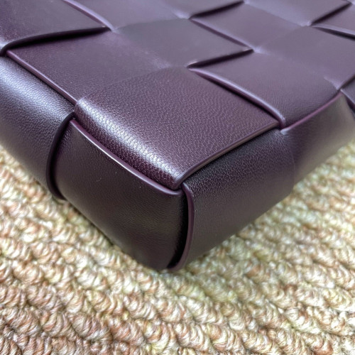 Bottega Veneta Clutch Lambskin Maxi Intrecciato Wood Burgundy