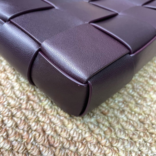 Bottega Veneta Clutch Lambskin Maxi Intrecciato Wood Burgundy