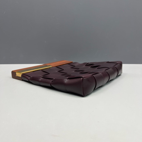 Bottega Veneta Clutch Lambskin Maxi Intrecciato Wood Burgundy