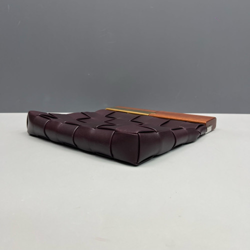 Bottega Veneta Clutch Lambskin Maxi Intrecciato Wood Burgundy