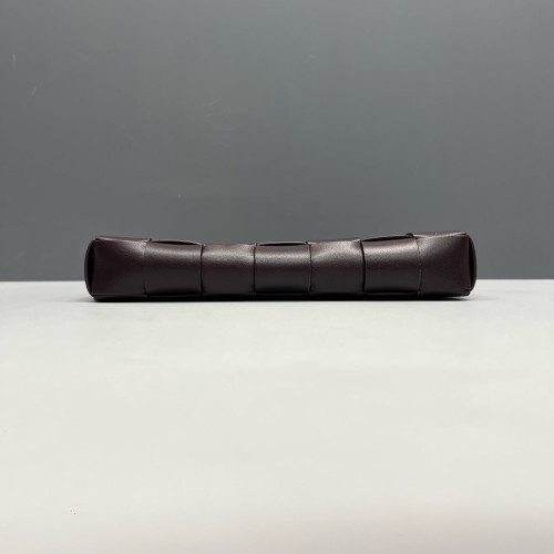 Bottega Veneta Clutch Lambskin Maxi Intrecciato Wood Burgundy